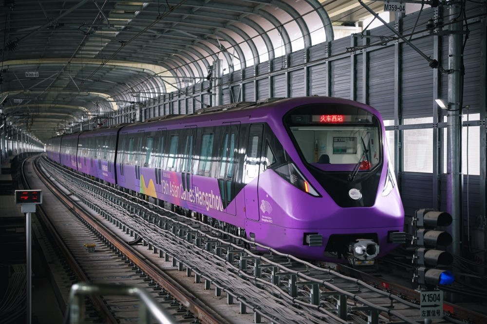 從杭州火車(chē)西站出發(fā)，地鐵19號(hào)線貫穿杭州火車(chē)東站、杭州蕭山機(jī)場(chǎng)，“亞運(yùn)號(hào)”地鐵專(zhuān)列運(yùn)行在這條線路上。