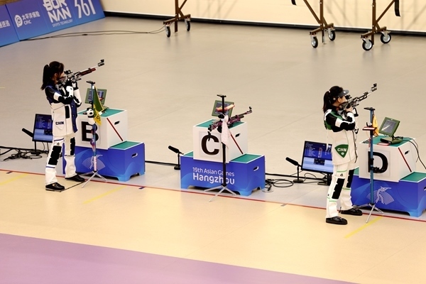 黃雨婷(左)、韓佳予在女子10米氣步槍個人賽比賽中。人民網(wǎng)記者 胡雪蓉攝