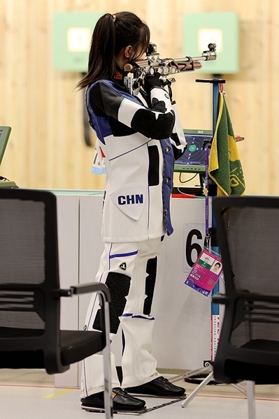 9月24日，黃雨婷在女子10米氣步槍團體賽比賽中。人民網(wǎng)記者 胡雪蓉攝