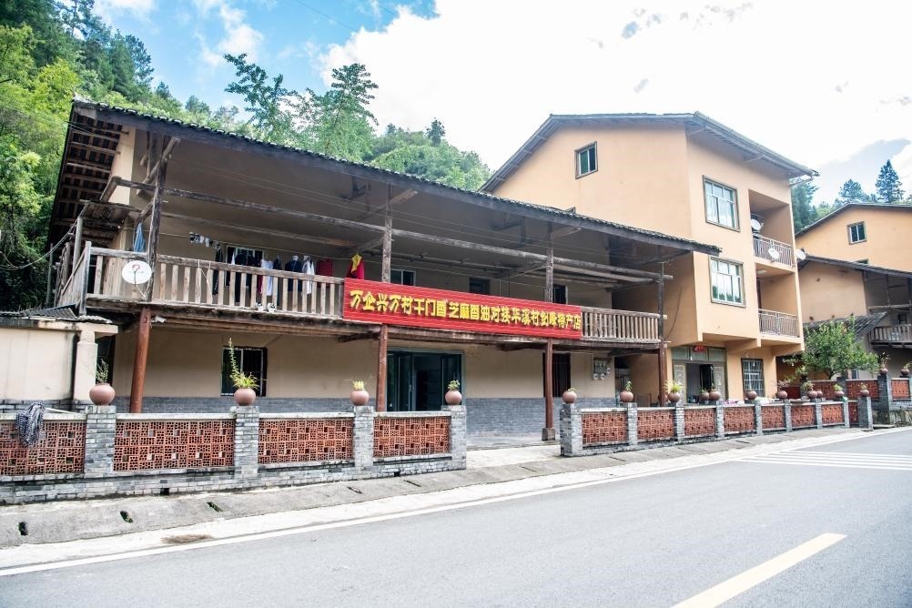 這是8月28日拍攝的危房改造后的村民張劍峰家。新華社記者 唐奕 攝