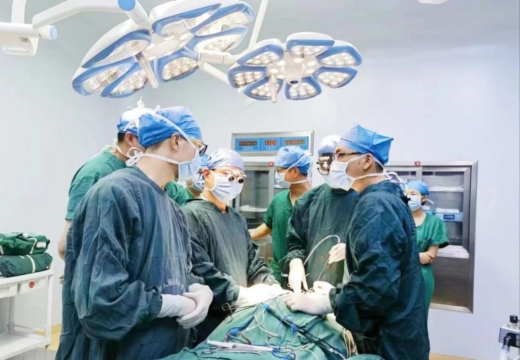 浙江省人民醫(yī)院畢節(jié)醫(yī)院的醫(yī)師團(tuán)隊(duì)正在為患者李老伯進(jìn)行手術(shù)。（王磊波 攝 新華社發(fā)）