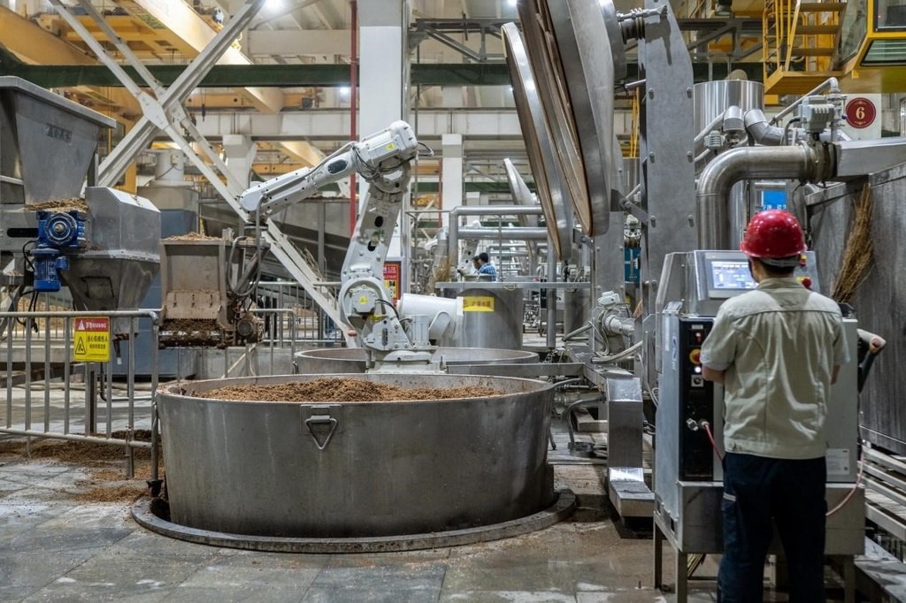 907車間里，機(jī)械臂正在撒料裝甑。嚴(yán)磊攝