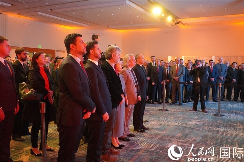 圖為招待會現(xiàn)場演奏兩國國歌。人民網(wǎng)記者 許放攝