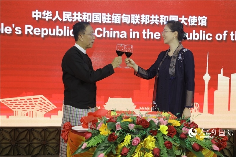 圖為曹靜臨時(shí)代辦與溫欣副總理祝酒。人民網(wǎng)記者 謝佳君攝