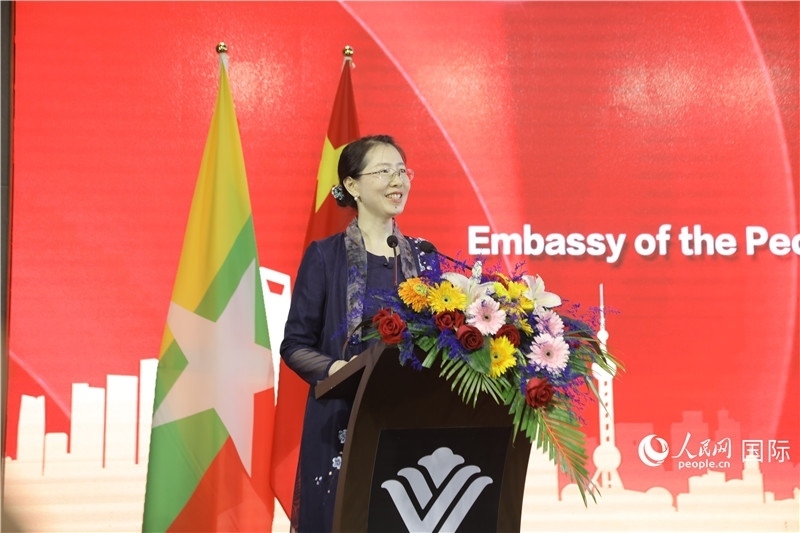 圖為使館臨時(shí)代辦曹靜致辭。人民網(wǎng)記者 謝佳君攝