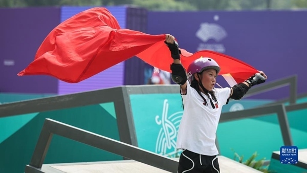 9月27日，崔宸曦在賽后慶祝奪冠。當日，在錢塘輪滑中心舉行的杭州亞運會女子街式?jīng)Q賽中，中國選手崔宸曦以242.62分的成績奪得冠軍，曾文蕙獲得亞軍，日本選手伊藤美優(yōu)獲得季軍。新華社記者 潘昱龍攝