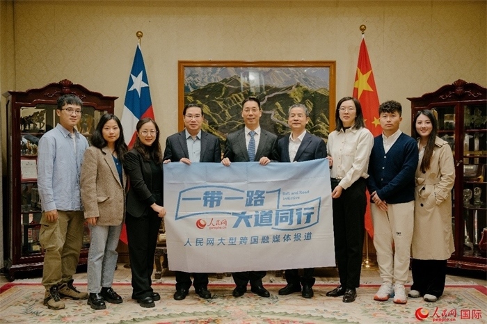 牛清報(bào)大使（中）與人民網(wǎng)、人民日?qǐng)?bào)社記者合影。 人民網(wǎng)記者 張若涵攝