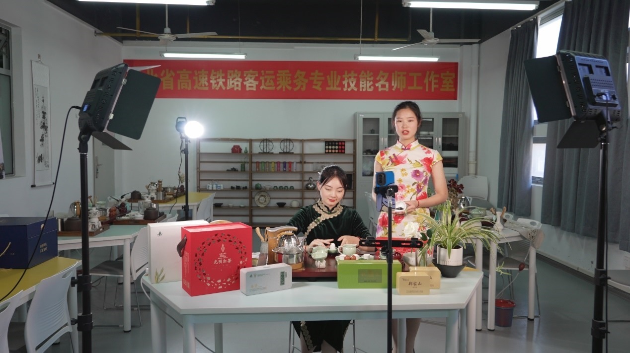 學(xué)生們正在直播。受訪單位供圖