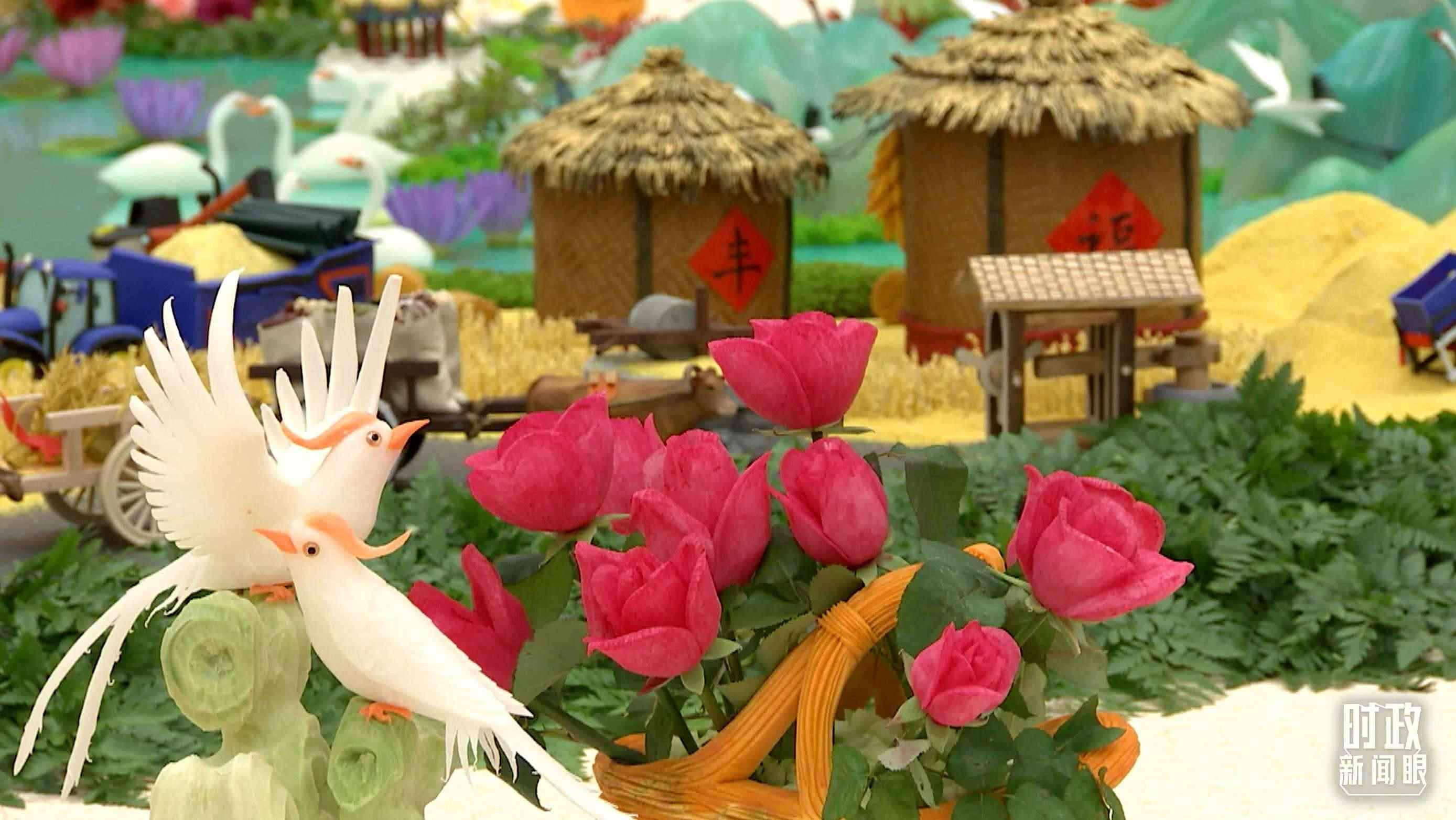 △宴會(huì)廳內(nèi)，節(jié)日氛圍濃郁。