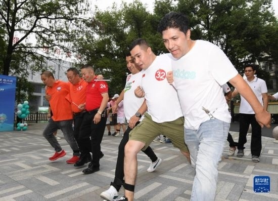 9月28日，在柯橋柯亭社區(qū)，各民族居民參加趣味運(yùn)動(dòng)會(huì)。