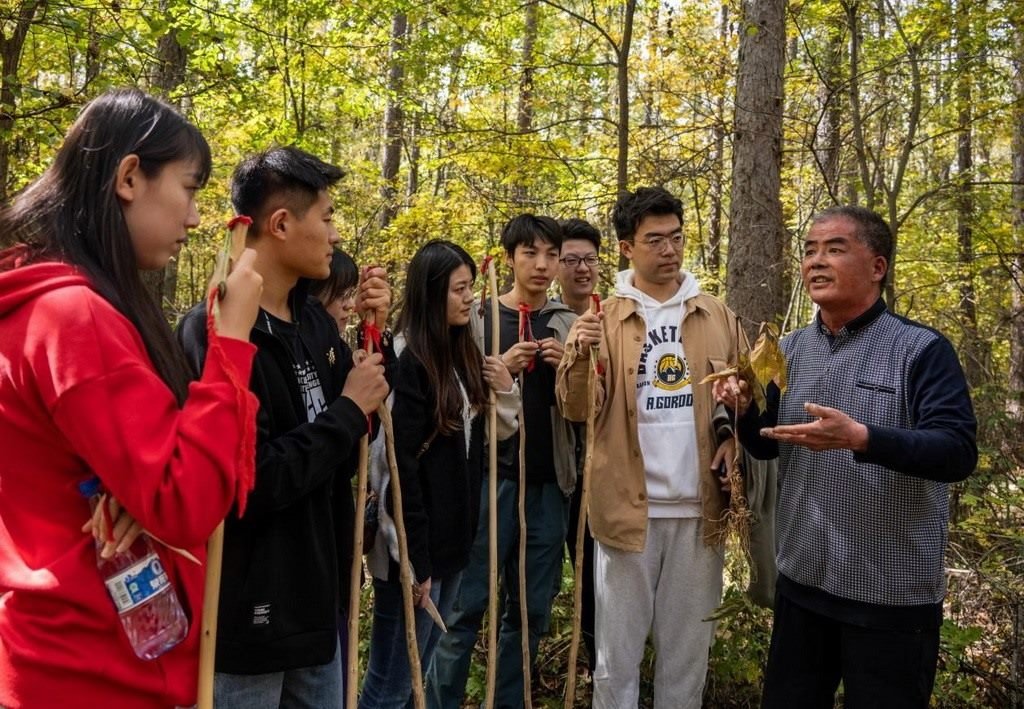 魏本勝為清華大學(xué)同學(xué)介紹長白山人參文化。嚴磊攝