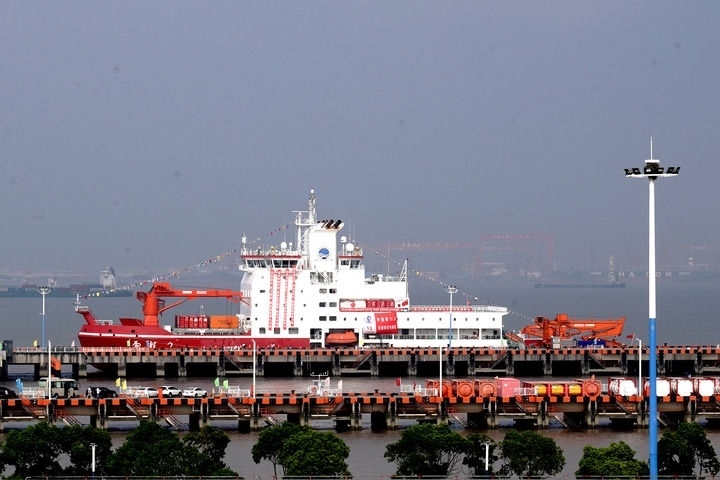 9月27日，“雪龍2”號極地科考破冰船停泊在中國極地考察國內(nèi)基地碼頭。當日，由自然資源部組織的中國第13次北冰洋科學考察隊乘“雪龍2”號極地科考破冰船返回上海，標志著中國第13次北冰洋科學考察任務圓滿完成。新華社記者 張建松 攝