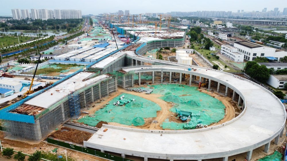 9月9日拍攝的?？谛潞８酆湍细邸岸€口岸”（貨運）集中查驗場所建設項目（無人機照片）。該項目是海南自貿(mào)港封關(guān)運作重點項目。新華社記者 楊冠宇 攝