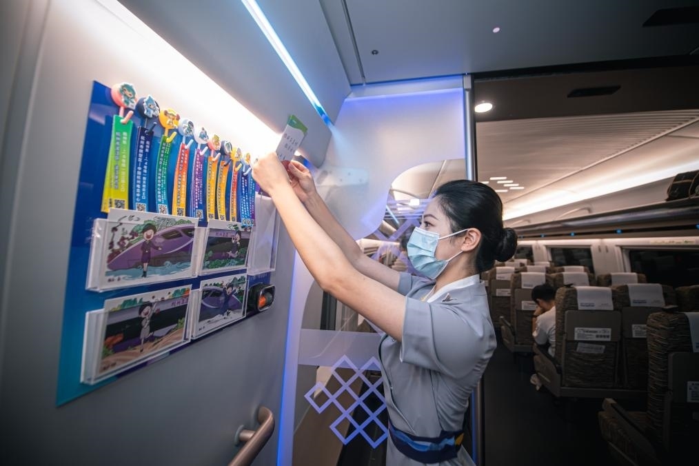 2023年9月16日，復(fù)興號(hào)亞運(yùn)智能動(dòng)車(chē)組列車(chē)正式載客運(yùn)營(yíng)。新華社記者 江漢 攝