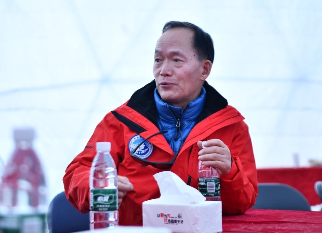 中國科學(xué)院院士、第二次青藏科考隊隊長姚檀棟在卓奧友峰登山大本營（9月29日攝）。新華社記者晉美多吉 攝