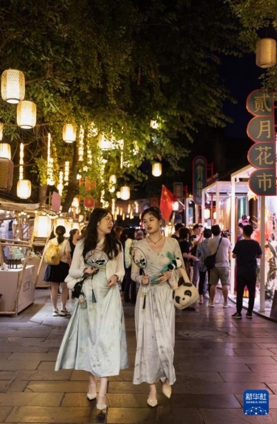 在成都寬窄巷子，兩位來自安徽的游客在新“十二月市”街區(qū)游覽（9月29日攝）。