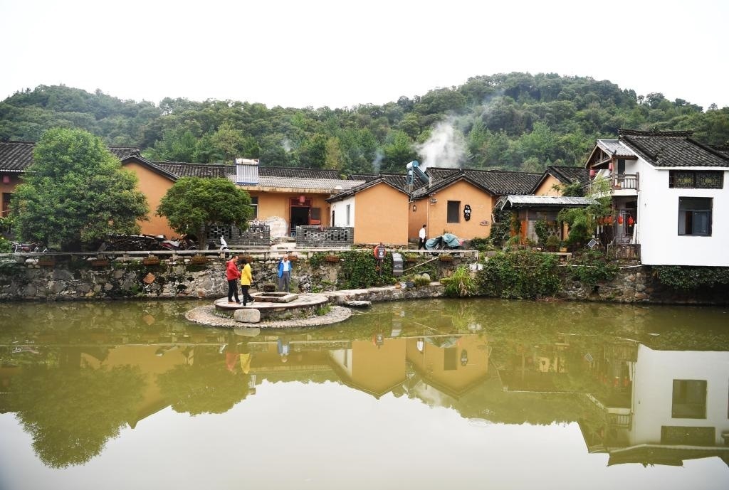 圖為9月27日游客在田鋪大塆參觀游玩。新華社記者張浩然攝