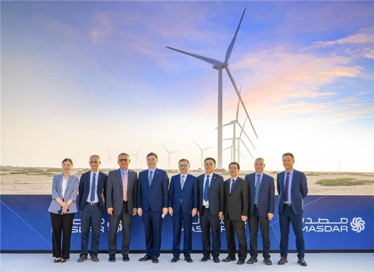 中方建設(shè)者在風(fēng)電場(chǎng)合影。中國(guó)電建供圖