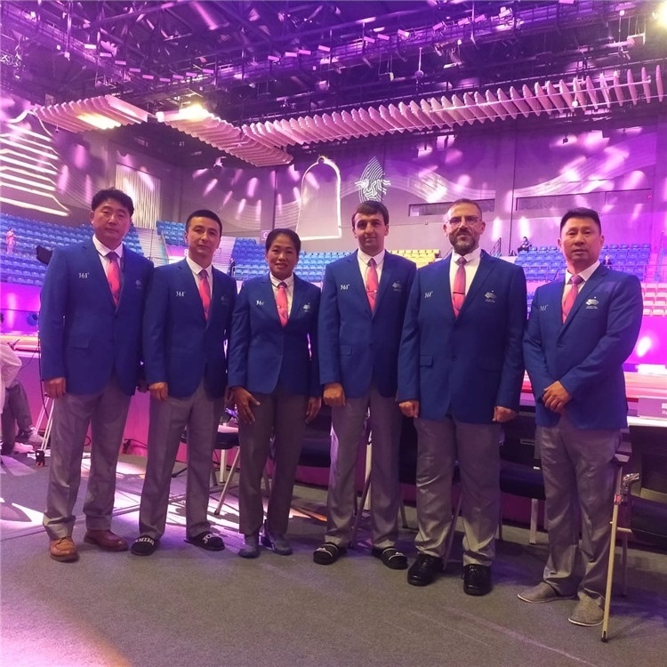 詹多斯·基亞諾夫與各國裁判員合影（左二）。 受訪者供圖