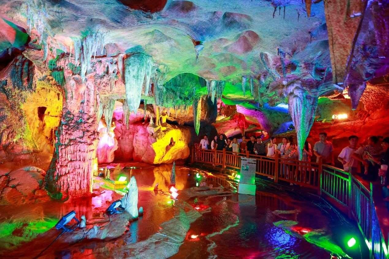 國慶假期期間，江西萬年神農(nóng)宮景區(qū)游人如織。受訪者供圖