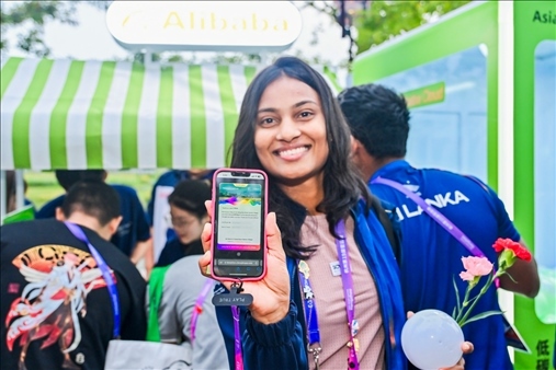 亞運村運動員正在展示個人的低碳賬戶。 受訪者供圖