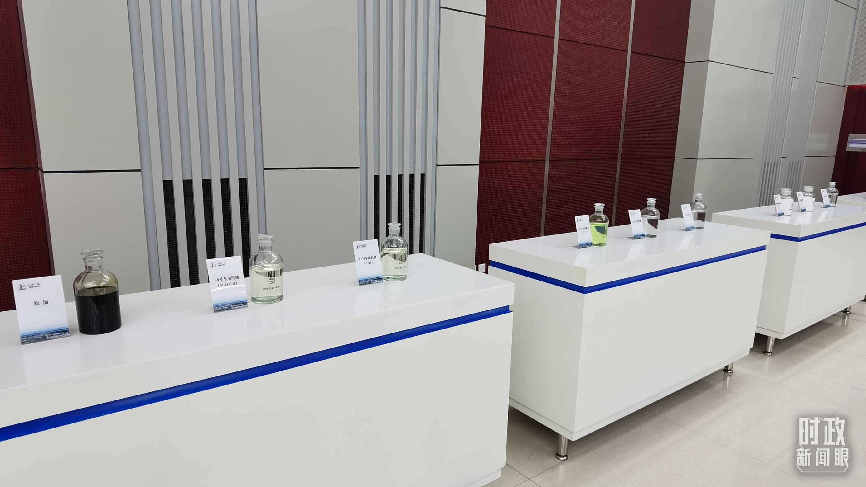 △中國石化九江分公司生產(chǎn)的產(chǎn)品展示。（總臺(tái)央視記者郭鴻拍攝）