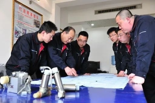 △李志強（左二）與班組成員在研究工作。