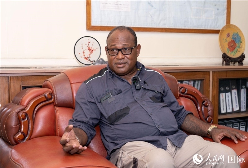 2023年9月13日，所羅門群島副總理兼基礎設施和發(fā)展部長梅納西·梅蘭加在首都霍尼亞拉接受人民網(wǎng)記者專訪。人民網(wǎng) 賀吉攝