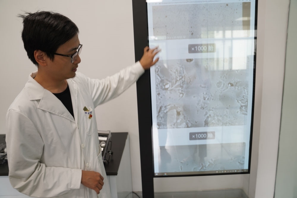 ↑ 工作人員展示瓷片標(biāo)本的配方研究數(shù)據(jù)（2023年5月16日攝）。