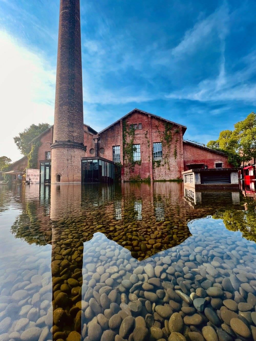 ↑景德鎮(zhèn)陶溪川文創(chuàng)街區(qū)一景（2023年5月15日攝）。
