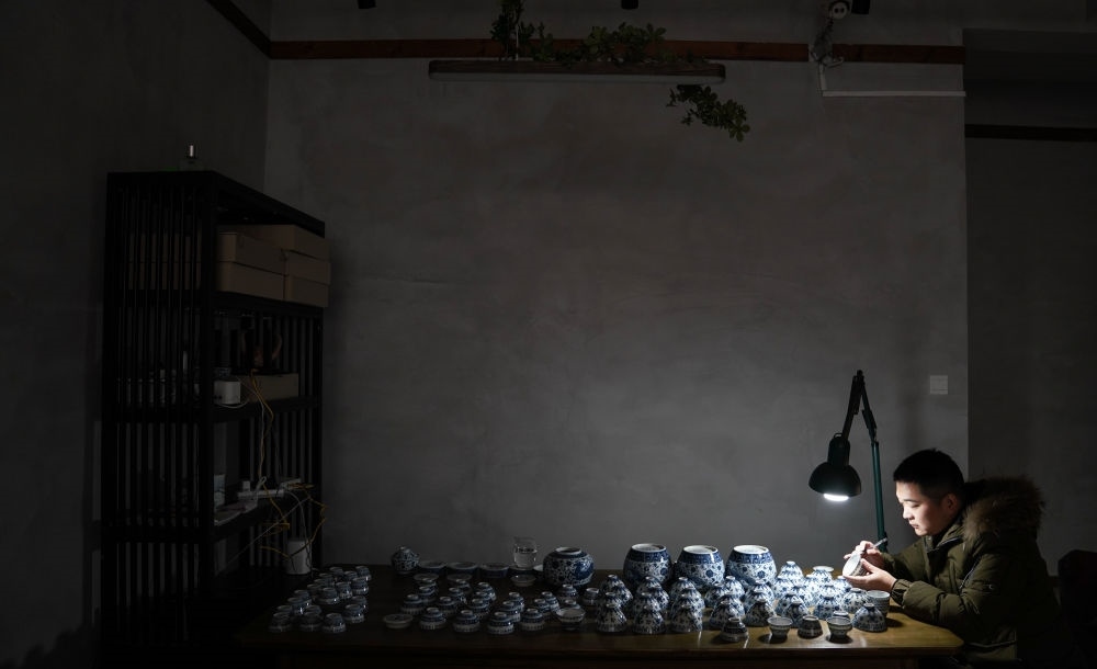 ↑ 2020年12月23日，手工陶瓷制作者在工作室檢測(cè)成品。