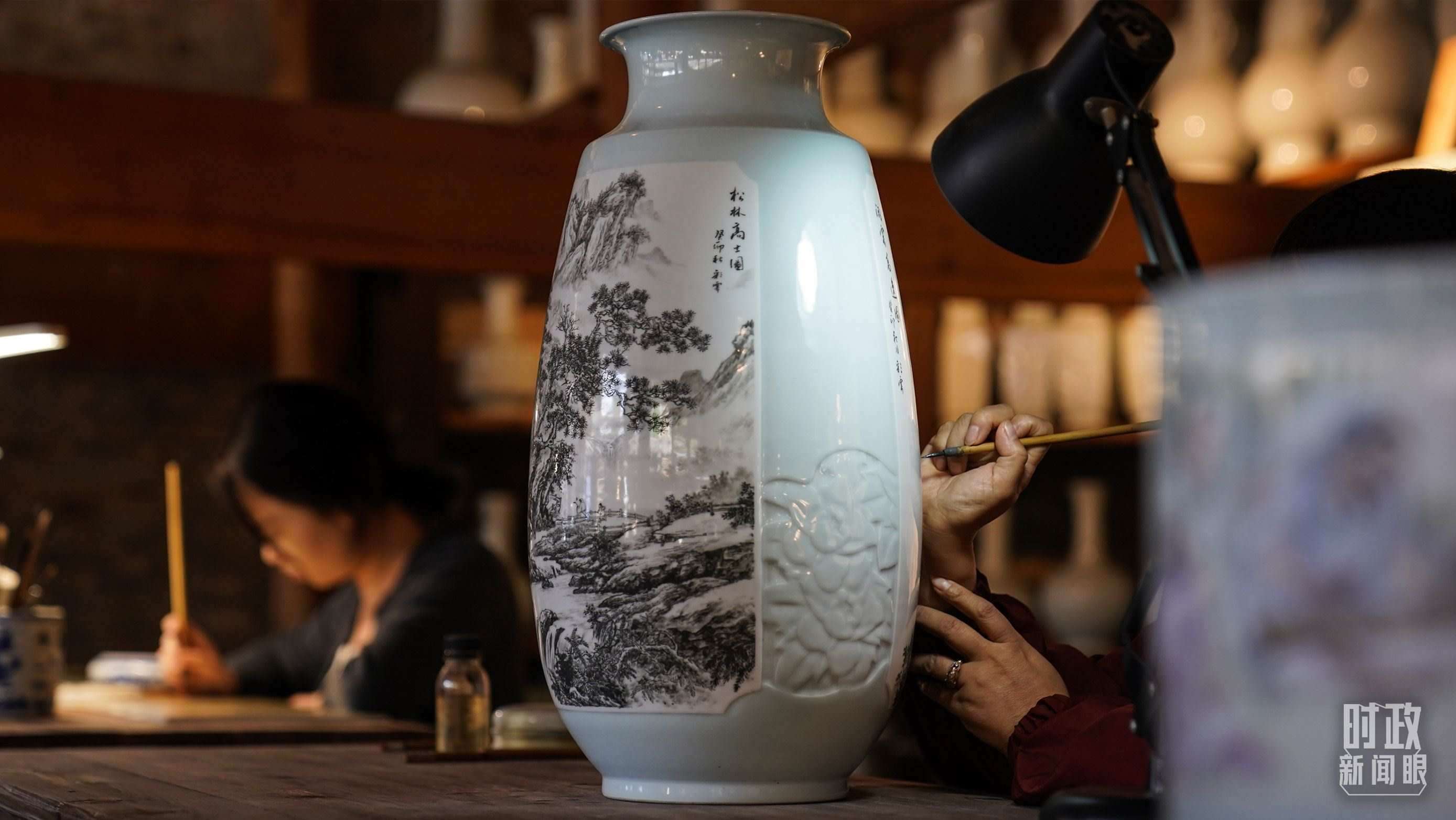 △陶瓷畫(huà)師正在繪制瓷器。（總臺(tái)國(guó)廣記者李晉拍攝）