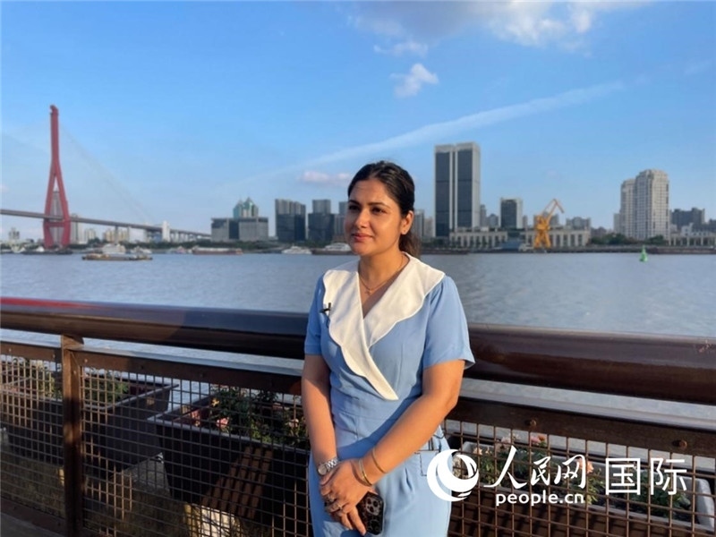 孟加拉國Channel24電視頻道主持人伊斯拉特·阿敏在上海市楊浦濱江接受采訪。 人民網(wǎng)記者 張榮攝