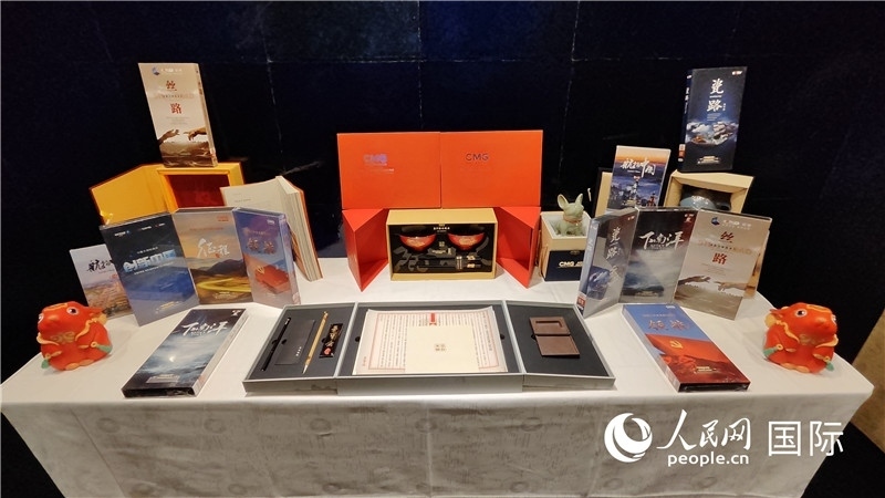 中央廣播電視總臺精品節(jié)目及文創(chuàng)產(chǎn)品展臺。人民網(wǎng) 蔣曉辰攝