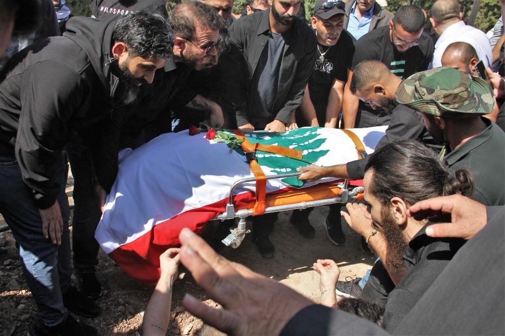 10月14日，黎巴嫩南部希亞姆鎮(zhèn)，黎巴嫩記者和民眾為在以色列轟炸中死亡的攝影記者伊薩姆·阿卜杜拉送葬。新華社發(fā)（塔希爾·阿布·哈姆丹攝）