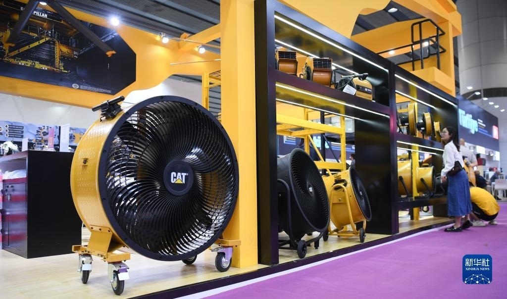 10月15日，參觀者在了解一家美國參展商的產(chǎn)品。新華社記者 鄧華 攝