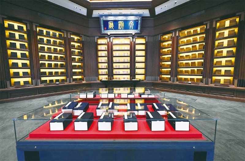 建設(shè)中國國家版本館，是以習(xí)近平同志為核心的黨中央作出的重大決策，是文明大國建設(shè)的基礎(chǔ)工程，是功在當(dāng)代、利在千秋的標(biāo)志性文化工程，充分體現(xiàn)了我們黨傳承發(fā)展中華文化的高度自覺、汲取歷史智慧更好走向未來的歷史主動。圖為2023年5月拍攝的中國國家版本館中央總館文瀚廳。 新華社發(fā)