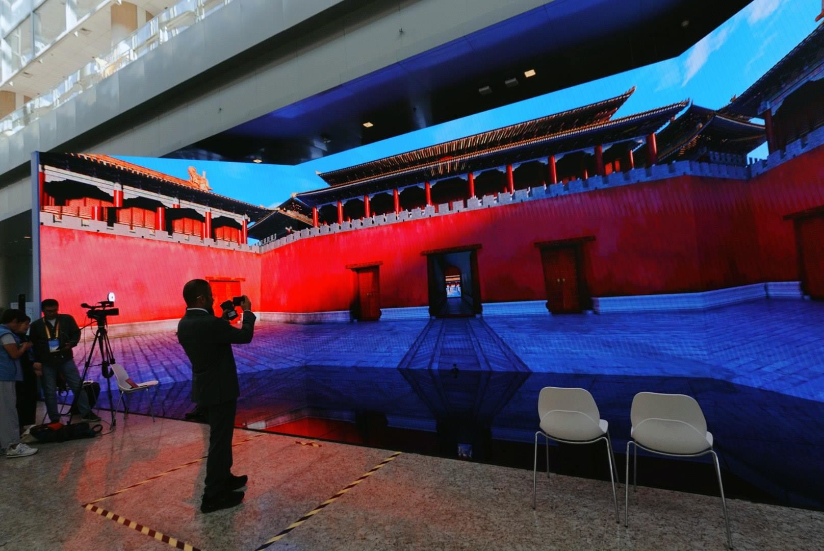 位于新聞中心的科技文化互動展示區(qū)。人民網(wǎng)記者 許維娜攝