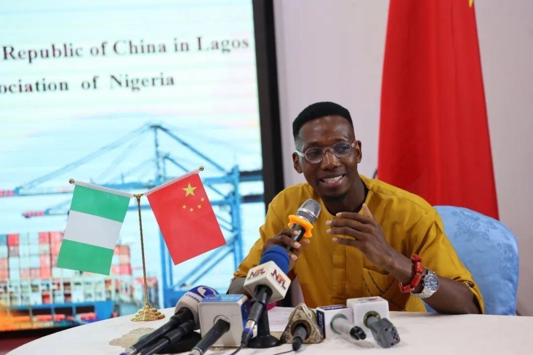 尼日利亞孔子學(xué)院留華同學(xué)會(huì)會(huì)長(zhǎng)吳文仲分享經(jīng)驗(yàn)。駐拉各館總領(lǐng)館供圖