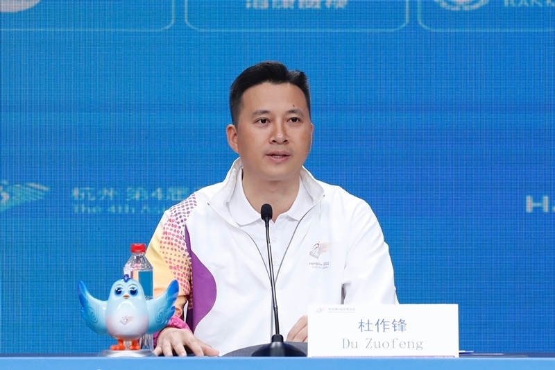 杭州亞殘運會火炬?zhèn)鬟f指揮中心副指揮長杜作鋒介紹火炬?zhèn)鬟f工作安排。杭州亞殘組委供圖