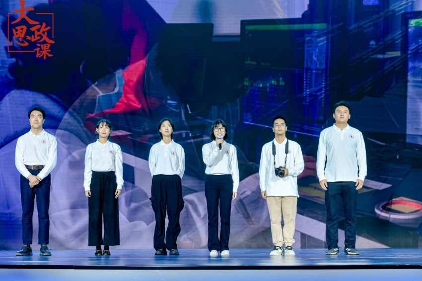 四川大學(xué)三星堆遺址考古隊(duì)隊(duì)長(zhǎng)、考古文博學(xué)院教授黎海超和四川大學(xué)三星堆遺址考古隊(duì)隊(duì)員們