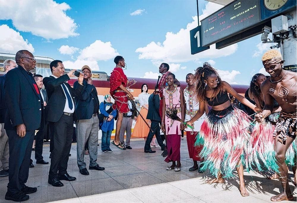 △2023年10月6日，多國駐肯使節(jié)在肯尼亞內(nèi)羅畢的蒙內(nèi)鐵路內(nèi)羅畢站觀看文藝演出。