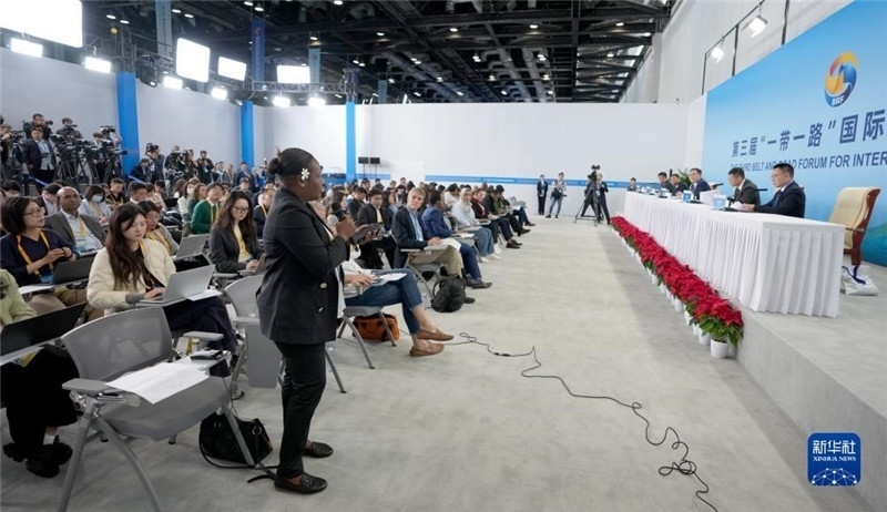 10月16日，第三屆“一帶一路”國際合作高峰論壇新聞中心在北京國家會議中心舉行首場吹風(fēng)會，邀請自然資源部國際合作司和相關(guān)單位負(fù)責(zé)人介紹有關(guān)情況，并回答記者提問。新華社記者 王毓國攝