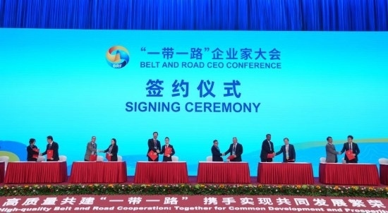 這是10月17日拍攝的簽約儀式現(xiàn)場(chǎng)。當(dāng)日，“一帶一路”企業(yè)家大會(huì)在北京召開。（新華社記者王毓國(guó)攝）