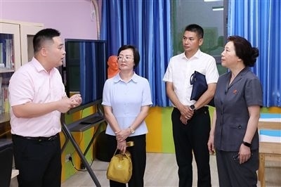 圖③：“小公民法律課堂”開講前，全國人大代表殷其龍（右二）、重慶市人大代表李自玲（左二）聽取楊家坪中學(xué)負(fù)責(zé)人關(guān)于未成年人思想教育工作情況的介紹。