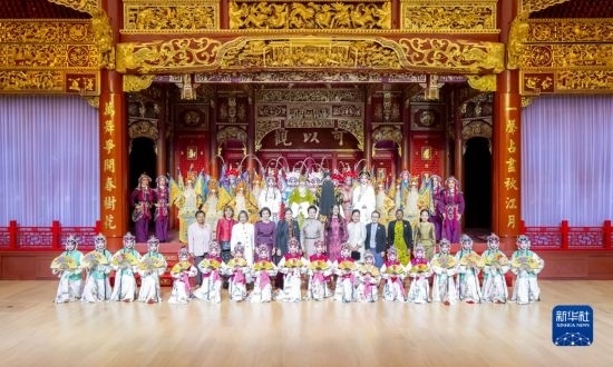  10月18日上午，國家主席習(xí)近平夫人彭麗媛邀請出席第三屆“一帶一路”國際合作高峰論壇的外方領(lǐng)導(dǎo)人夫人參觀中國工藝美術(shù)館（中國非物質(zhì)文化遺產(chǎn)館）。這是彭麗媛同外方領(lǐng)導(dǎo)人夫人與文藝演出演職人員合影。新華社記者 丁林 攝