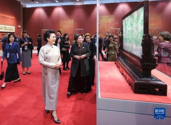  10月18日上午，國家主席習(xí)近平夫人彭麗媛邀請出席第三屆“一帶一路”國際合作高峰論壇的外方領(lǐng)導(dǎo)人夫人參觀中國工藝美術(shù)館（中國非物質(zhì)文化遺產(chǎn)館）。這是彭麗媛同外方領(lǐng)導(dǎo)人夫人參觀展品。新華社記者 丁林 攝