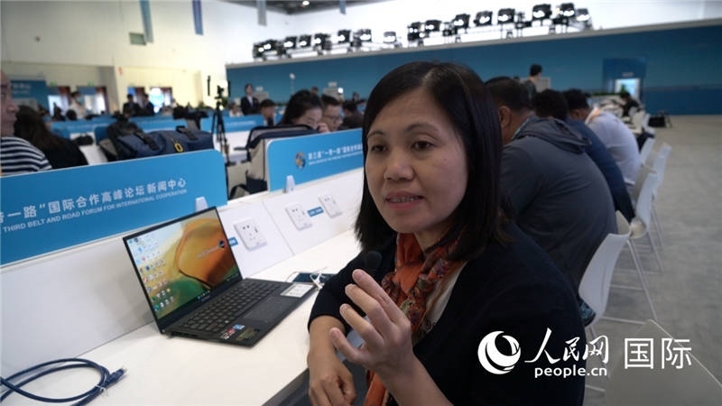 越南之聲廣播電臺記者胡鴻行（音譯，H? H?ng H?nh）與記者交談。人民網(wǎng) 楊春燕攝