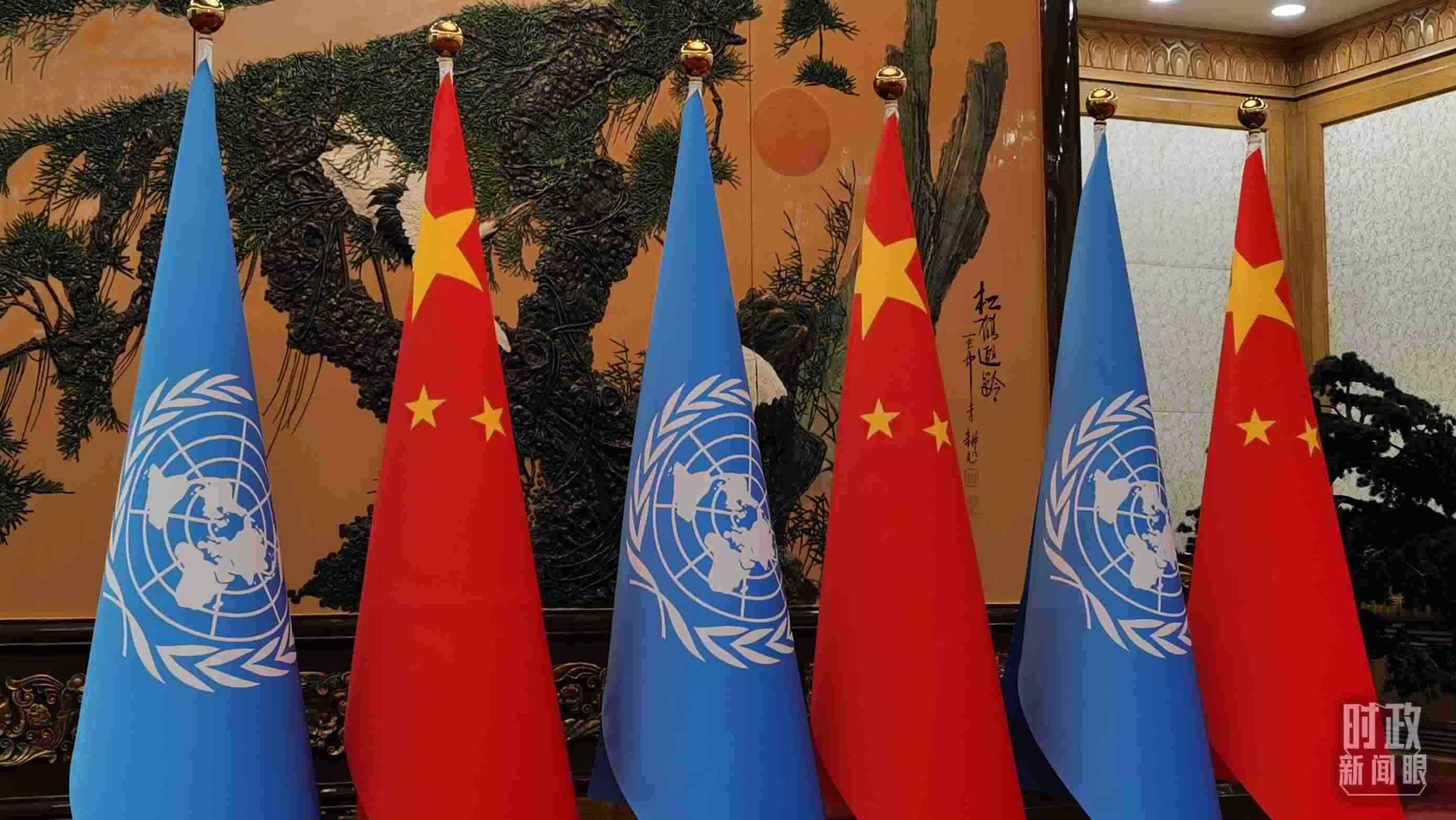 △會見現(xiàn)場的中國國旗和聯(lián)合國旗。（總臺央視記者郭鴻拍攝）