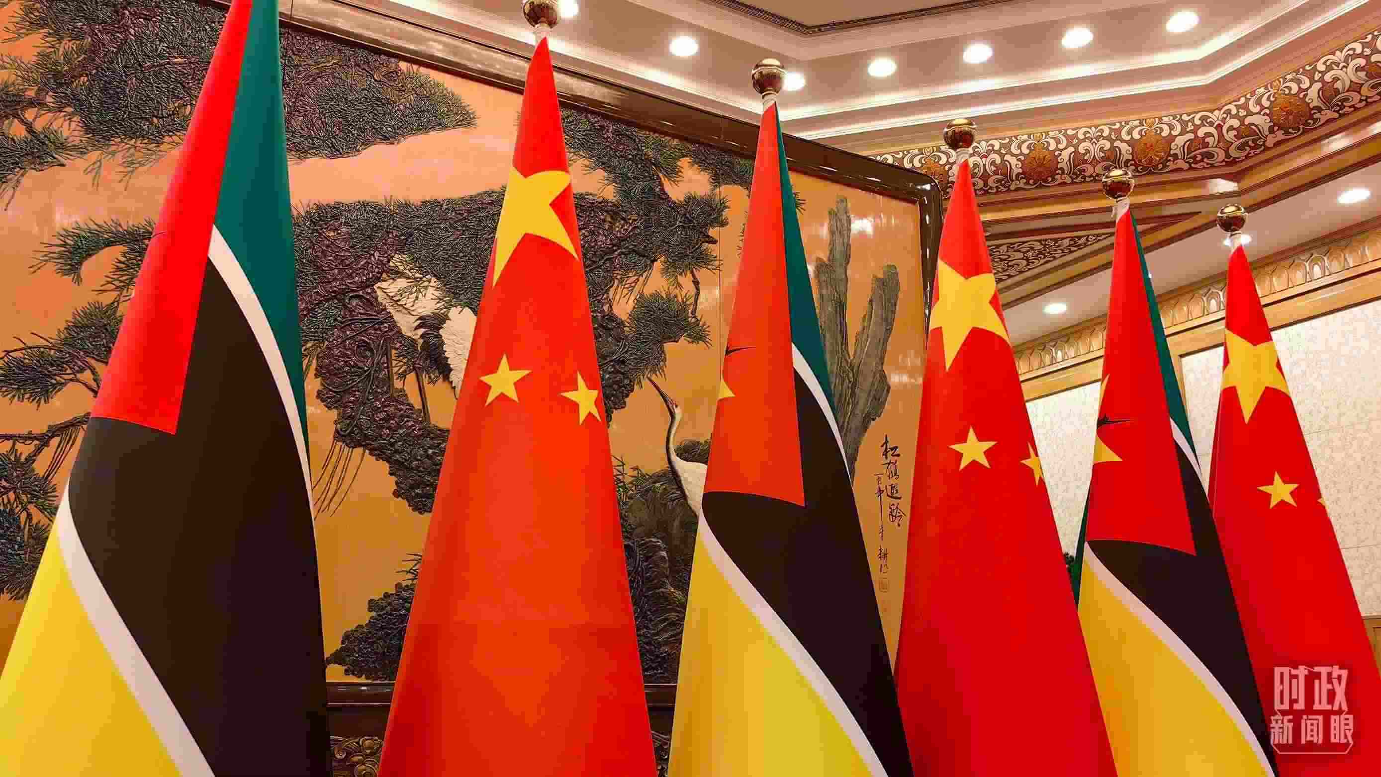 △會(huì)見(jiàn)現(xiàn)場(chǎng)，中國(guó)、莫桑比克兩國(guó)國(guó)旗。（總臺(tái)央廣記者潘毅拍攝）